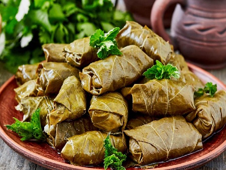 Варени постни сарми с лозови листа, киноа, булгур и картофи в тенджера
